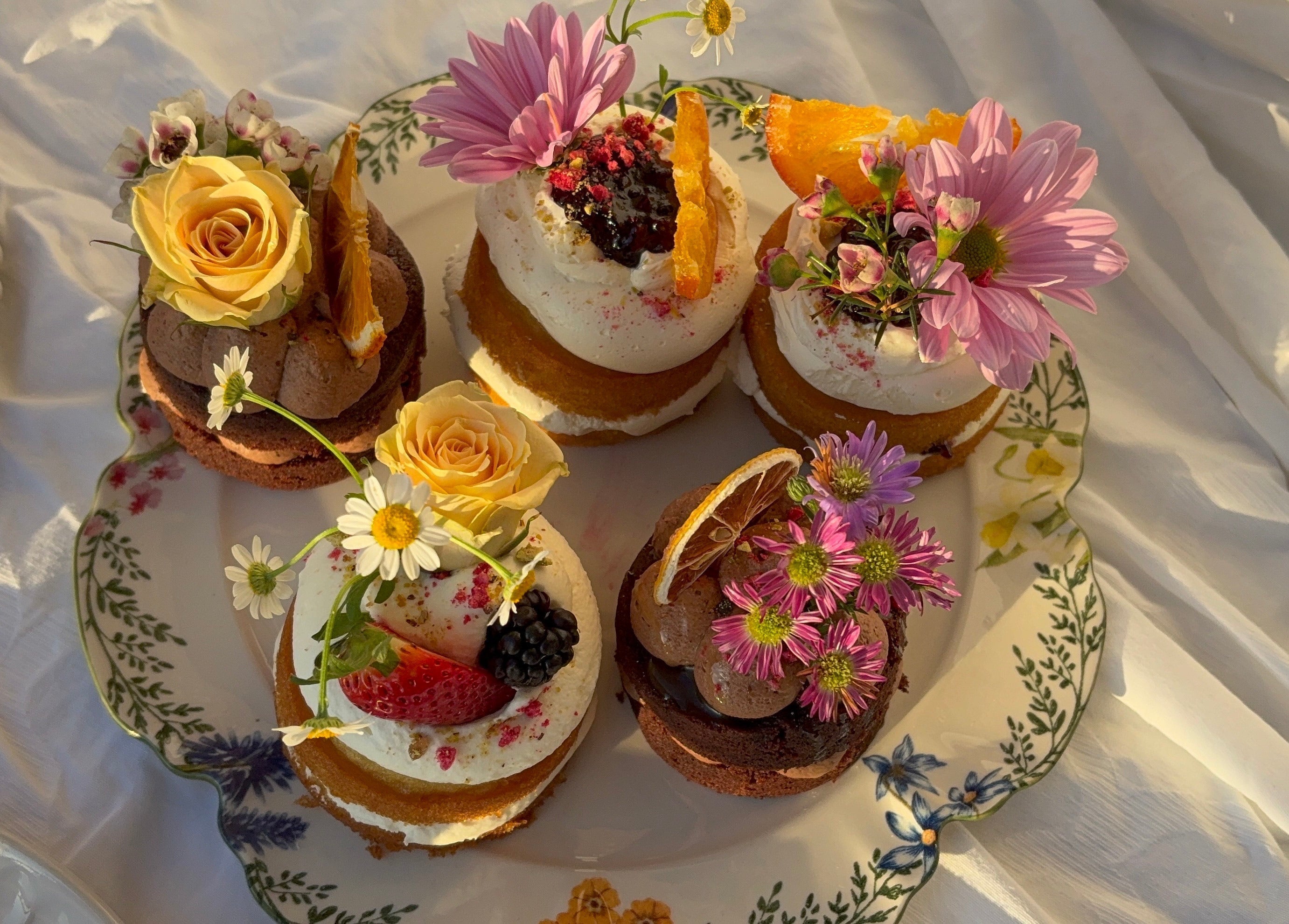 mini wedding cakes decorated with flowers